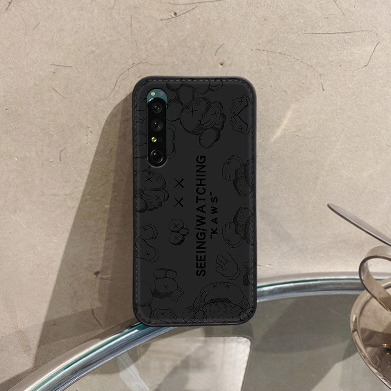 kaws iphone14pro max plusケース全機種カウズgalaxy s22/a23 5gブランド漫画xperia5ivモノグラム芸能人愛用 男女通用
